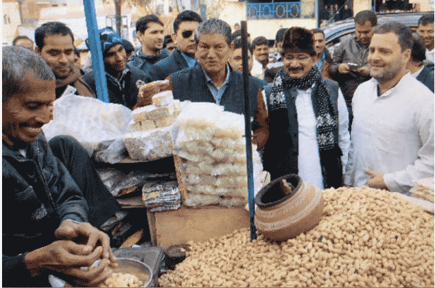 रैली खत्म होने के बाद सर्द मौसम में मूंगफली और गजक का लुत्फ़ उठाते कांग्रेस उपाध्यक्ष राहुल गांधी, सीएम हरीश रावत व प्रदेश अध्यक्ष किशोर उपाध्याय 