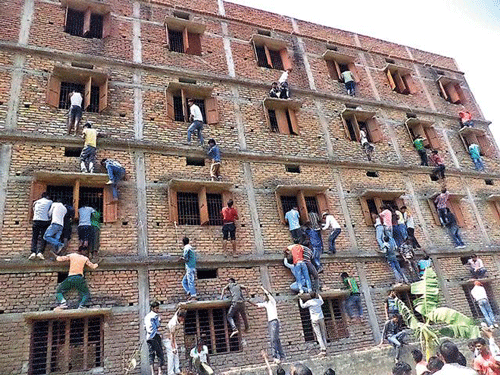परीक्षा में नकल कराने वालों की 2015 की इस तस्वीर ने किया था बिहार को शर्मसाल
