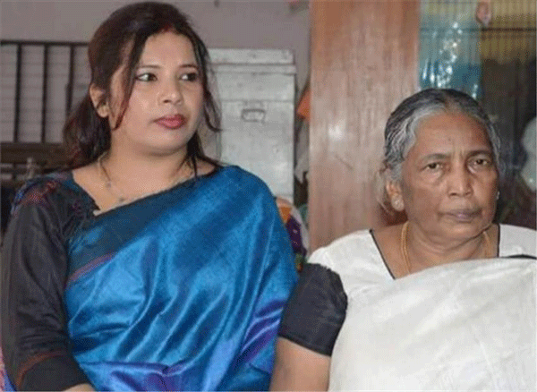 बहू प्रिया के साथ घोटाले की मास्टरमाइंड स्व. मनोरमा देवी (फाइल फोटो)