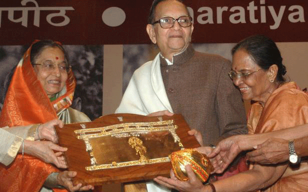 कवि कुंवर नारायण को वर्ष 2005 के लिए ज्ञानपीठ पुरस्कार देतीं तत्कालीन राष्ट्रपति प्रतिभा पाटिल
