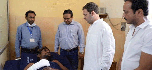 रायबरेली के अस्पताल में घायल श्रमिक का हालचाल जानते राहुल गांधी